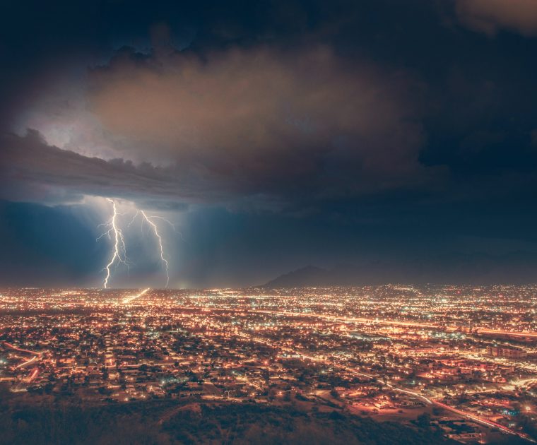 Sinnbild für Shitstorm - Sturm und Blitz über einer Stadt