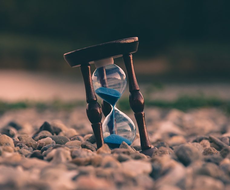 Sinnbild für Die Marketing Sanduhr – Sanduhr mit blauem Sand