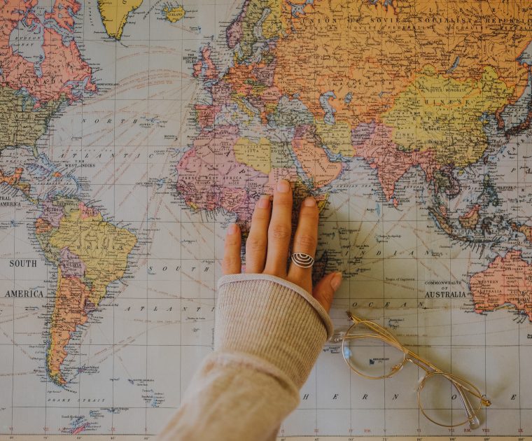 Sinnbild für Empathie Map - weibliche Hand auf Landkarte