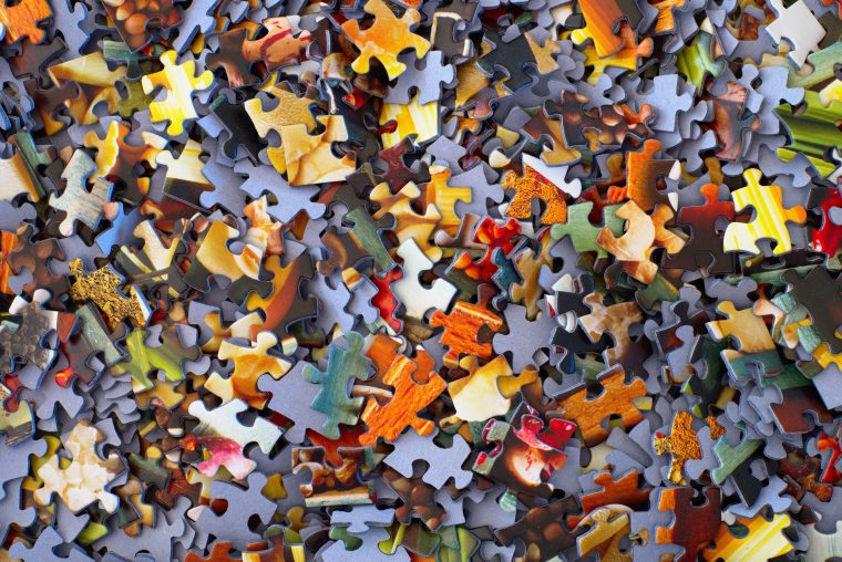 Sinnbild für Zusammenhang - bunter Puzzle